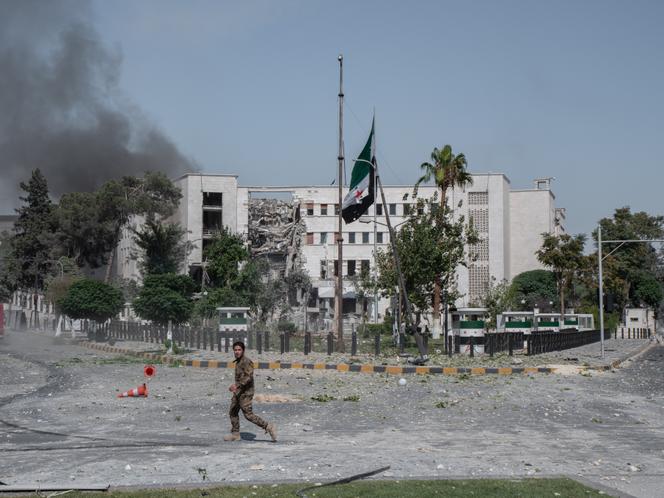 De la fumée s’échappe du bâtiment du ministère de la défense syrien, partiellement détruit lors de bombardements de l’armée israélienne, à Damas, le 16 juillet 2025.