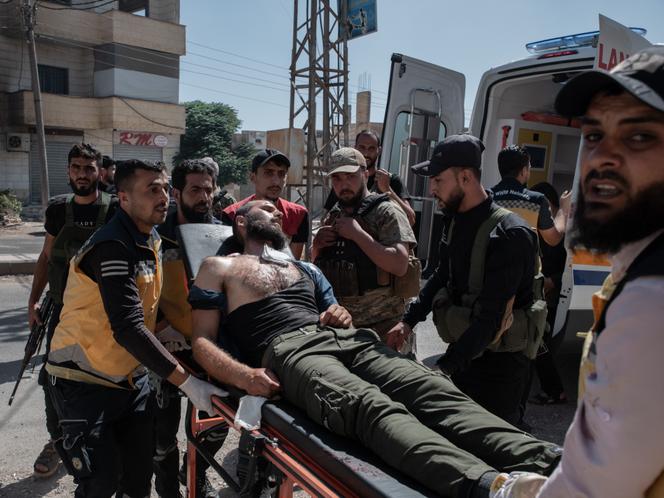 La prise en charge d’un blessé sur le front de Souweïda, dans la ville voisine d’Al-Mazraab (Syrie), le 15 juillet 2025.