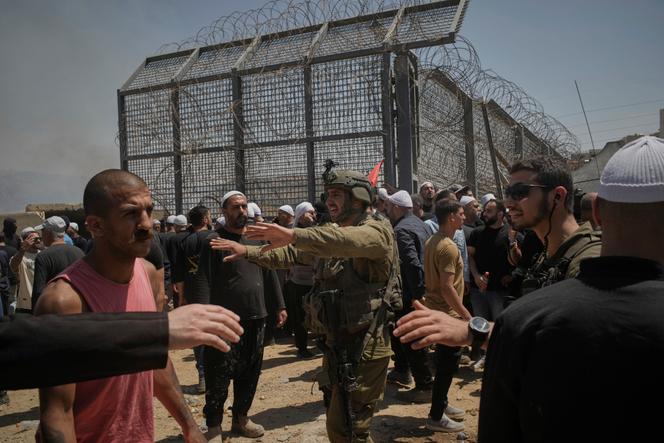 Des Druzes de Syrie et d’Israël manifestent à la frontière israélo-syrienne, à Majdal Shams, dans la partie du plateau du Golan sous contrôle israélien, le 16 juillet 2025.