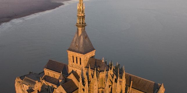 Mont-Saint-Michel : la Cour des comptes appelle deux opérateurs rivaux à enterrer la hache de guerre