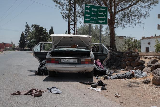 Les corps de quatre hommes gisent sur le bord d’une route à Al-Mazraa, dans le gouvernorat de Souweïda, en Syrie, le 16 juillet 2025.