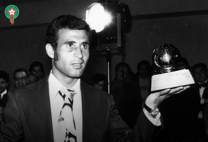 أحمد فرس يتسلم الكرة الذهبية الأفريقية، عام 1975