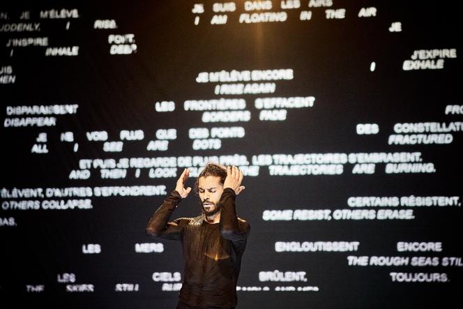 « Every-Body-Knows-What-Tomorrow-Brings-And-We-All-Know-What-Happened-Yesterday », mis en scène par Mohamed Toukabri, au Festival d’Avignon, le 9 juillet 2025.
