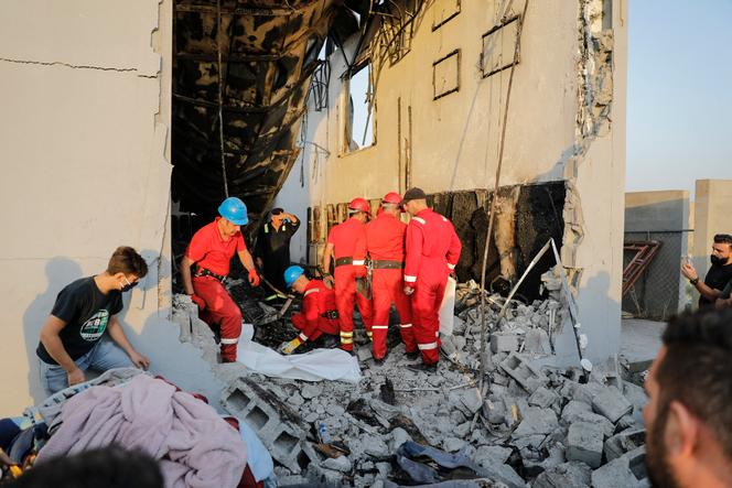 L’intervention des pompiers, à la suite d’un incendie lors d’un mariage, à Karakoch (Irak), le 27 septembre 2023.