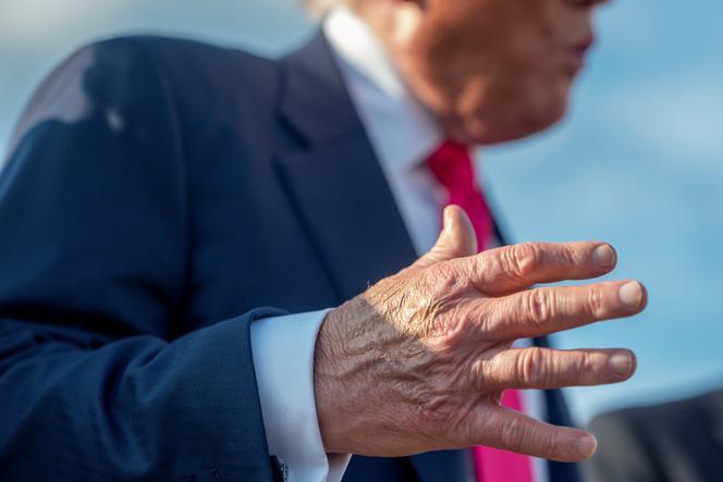Donald Trump, avec une main partiellement maquillée, à la base militaire Andrews (Maryland), le 15 juillet 2025.