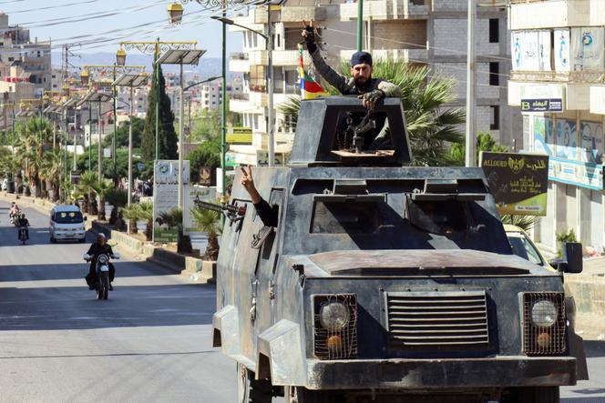 Un combattant druze célèbre le départ des forces armées au pouvoir de Souweïda, le 17 juillet 2025.