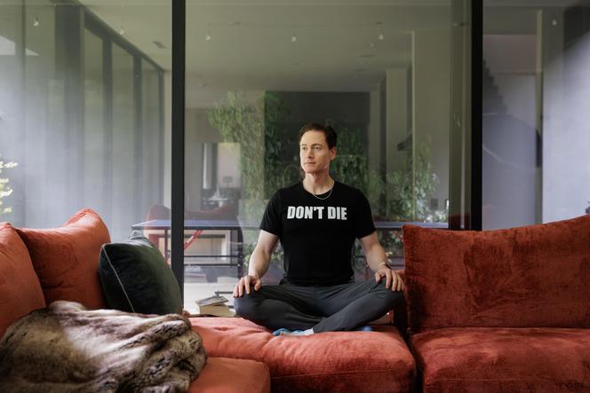 Bryan Johnson, entrepreneur américain et symbole du « biohacking », s’est lancé dans une quête obsessionnelle pour arrêter de vieillir. Ici vêtu d’un tee-shirt « Ne pas mourir », à Los Angeles (Californie), le 15 novembre 2023.