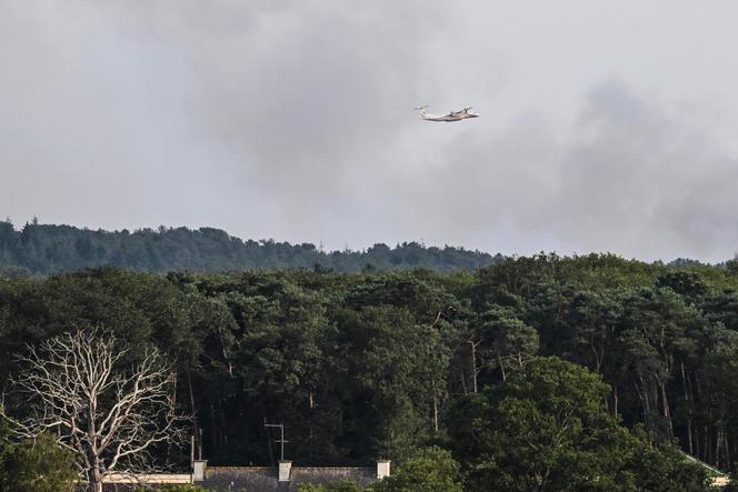 Des fumées s’élèvent lors de l’incendie de la forêt de Brocéliande, vue depuis Mauron (Morbihan), le 17 juillet 2025. 