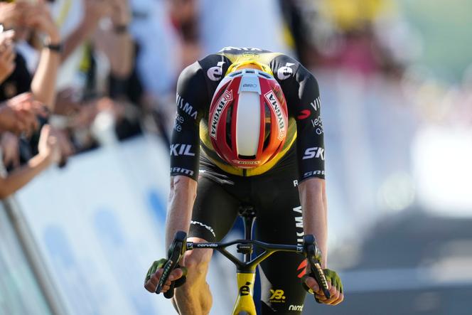 Harassé, le Danois Jonas Vingegaard a passé la ligne d’arrivée en deuxième position, mais avec plus de deux minutes de retard sur son rival Tadej Pogacar, qui s’envole au classement général du Tour de France.