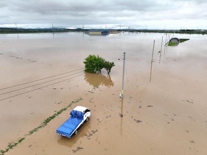 Une route inondée à la suite des pluies torrentielles, à Yesan (Corée du Sud), le 17 juillet 2025.