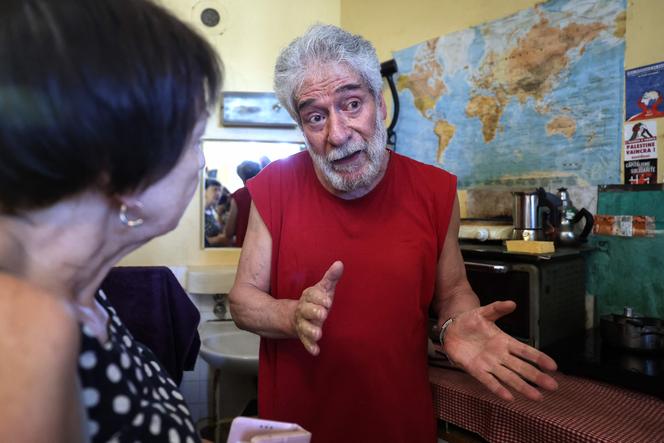 Le militant libanais Georges Ibrahim Abdallah échange avec la députée de La France insoumise (LFI) Andrée Taurinya, dans sa cellule de prison à Lannemezan, dans le sud-ouest de la France, le 17 juillet 2025, après qu’une cour d’appel a ordonné sa libération.