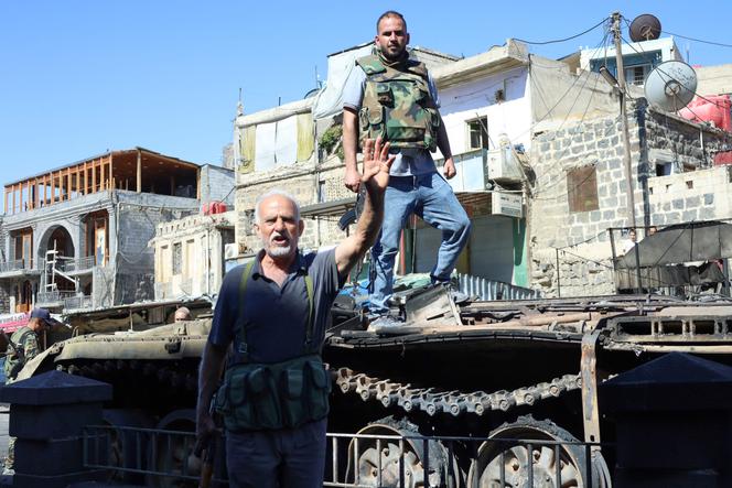 Des combattants druzes célèbrent le départ des forces armées au pouvoir de Souweïda, le 17 juillet 2025. SHADI AL-DUBAISI/AFP