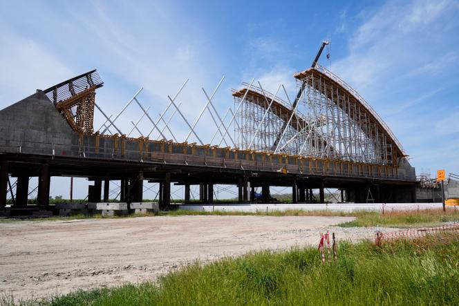 Un ouvrage d’art en construction sur la future ligne à grande vitesse entre Los Angeles et San Francisco, dans le comté de Fresno, en Californie, le 15 avril 2025.