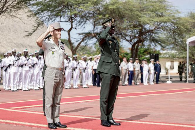 Le général commandant de l’armée française en Afrique, Pascal Ianni, et le chef d’état-major du Sénégal, le général Mbaye Cisse, lors de la cérémonie au cours de laquelle la France a rendu le camp Geille et son aérodrome au Sénégal, à l’aéroport de Dakar, le 17 juillet 2025.