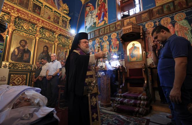 Lors des funérailles de deux des Palestiniens chrétiens tués lors du bombardement de l’église catholique de la Sainte-Famille, à l’église orthodoxe grecque Saint Porphyrius, à Gaza, le 17 juillet 2025.