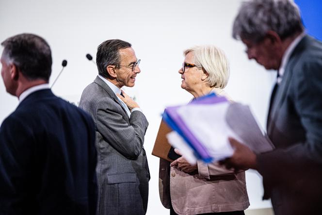 Le ministre de l’intérieur, Bruno Retailleau, parle à la ministre du travail, Catherine Vautrin, à l’issue de la présentation des orientations retenues pour enrayer le déficit public pour le budget de 2026, à Paris, le 15 juillet 2025.