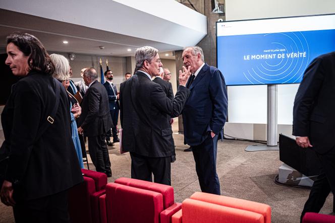 Le premier ministre, François Bayrou, échange avec le député LIOT Charles de Courson à l’issue de la présentation des orientations retenues pour enrayer le déficit public pour le budget de 2026, à Paris, le 15 juillet 2025.