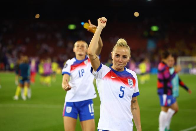 L’attaquante Chloe Kelly célèbre la victoire de l’équipe d’Angleterre contre la Suède, en quart de finale de l’Euro 2025, au stade Letzigrund, à Zurich, en Suisse, le 17 juillet 2025.