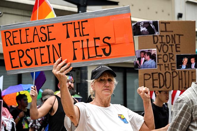 Manifestation réclamant la publication des détails concernant l’affaire Jeffrey Epstein et reprochant à l’administration Trump son manque de transparence. A Houston (Texas), le 17 juillet 2025.