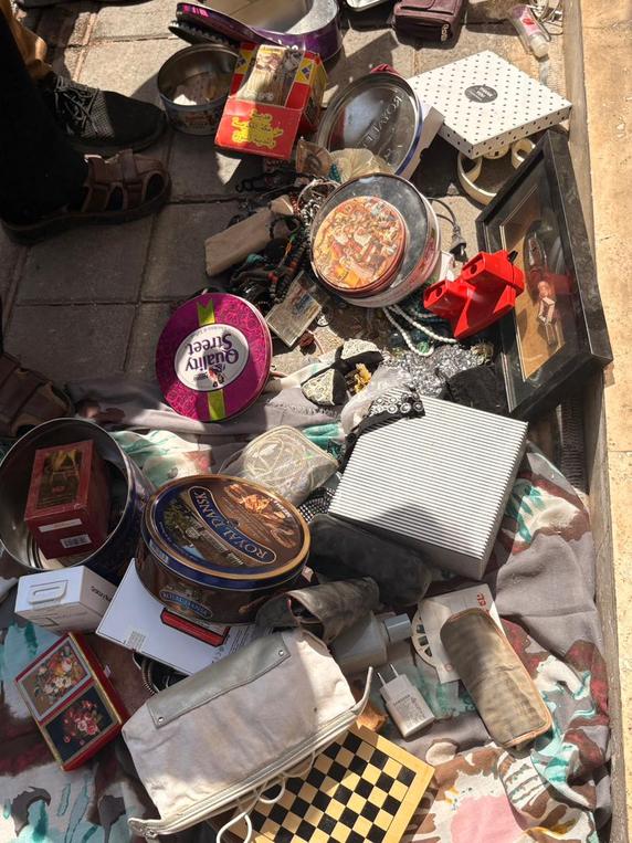 Des effets personnels de la famille Moussavi, dans les ruines de leur immeuble détruit le 15 juin 2025, dans le quartier d’Abbas Abad, dans le centre de Téhéran.