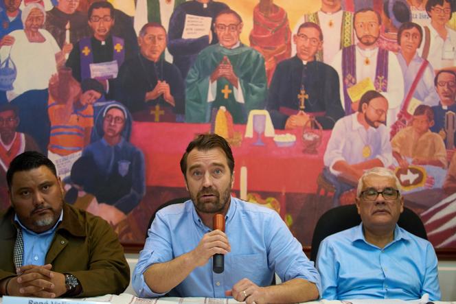 Noah Bullock, directeur de l’ONG Cristosal, au centre, donne une conférence de presse à Guatemala City, le 17 juillet 2025.