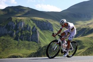 EN DIRECT | Tour de France 2025 : Tadej Pogacar écrase ses adversaires dès la première arrivée en montagne et reprend le maillot jaune
