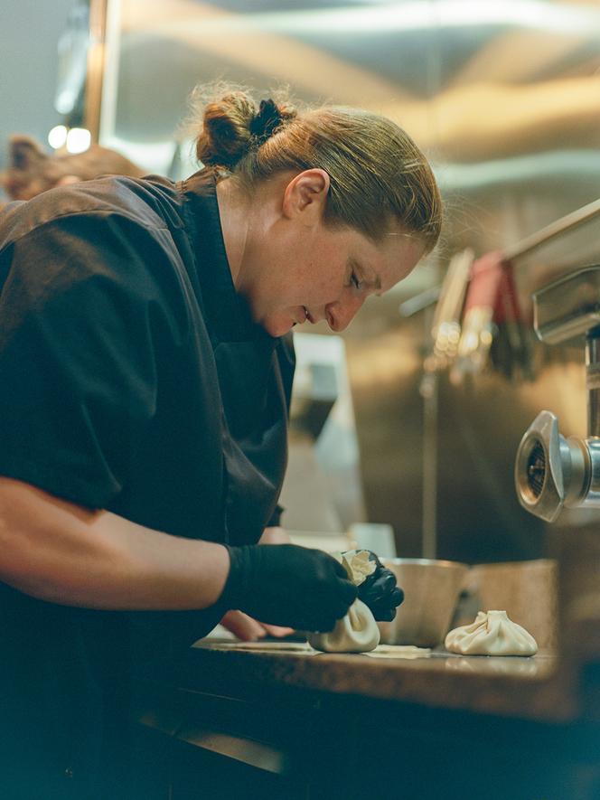 Le chef Magda Gegenava dans son restaurant lors du 11e arrondissement de Paris.