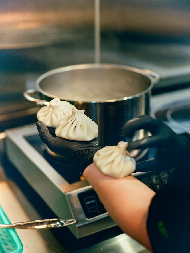 Façonment le Khinkali.