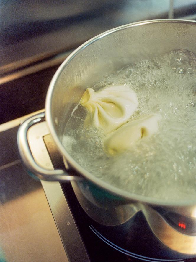 Cuisiner le khinkali.