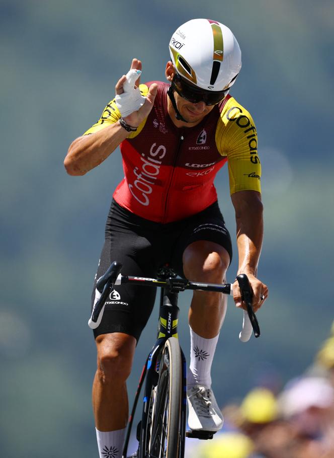 Avec une fracture au doigt, contractée lors d’un ravitaillement pendant la douzième étape, Bryan Coquard a tenu à disputer le contre-la-montre, le 18 juillet 2025, avant d’abandonner les routes du Tour de France.