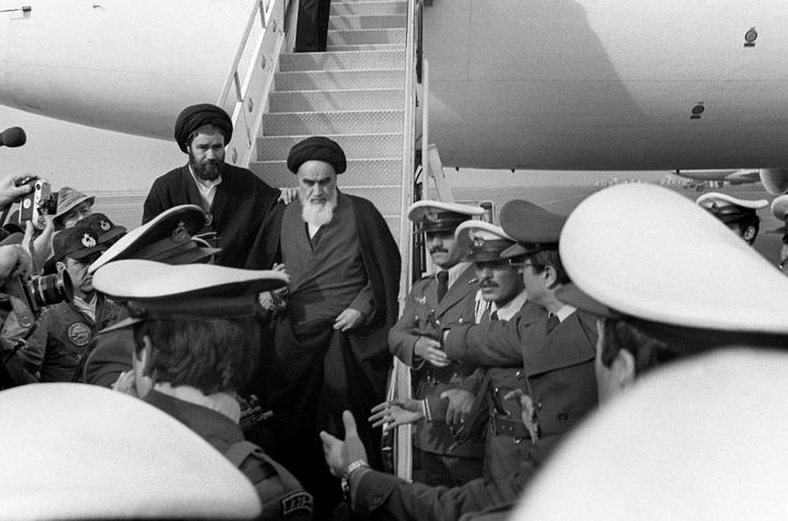 L’ayatollah Khomeyni (au centre), à son arrivée en Iran, après son exil en France et la chute du chah, le 1ᵉʳ février 1979.
