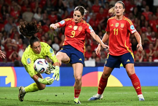Spain beat Switzerland 2-0 to reach Euro 2025 semi-finals | WN24 3 Switzerland's goalkeeper #12 Livia Peng tries to grab the ball from Spain's forward #09 Esther González and Spain's midfielder #11 Alexia Putellas during the UEFA Women's Euro 2025 quarter finals football match between Spain and Switzerland at the Wankdorf stadium in Bern, Switzerland on July 18, 2025.
