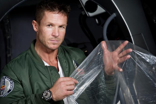 Le pilote autrichien Felix Baumgartner, lors de l’entraînement à l’évacuation du Red Bull Stratos, à Lancaster (Californie), le 23 février 2012.