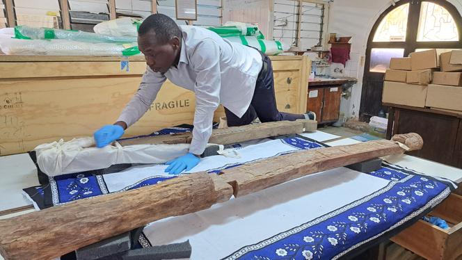 Mohamed Buya Wayu, conservateur adjoint de Fort Jesus, le musée de Mombasa, présente des « vigango » récemment restitués au Kenya, le 1er juillet 2025.