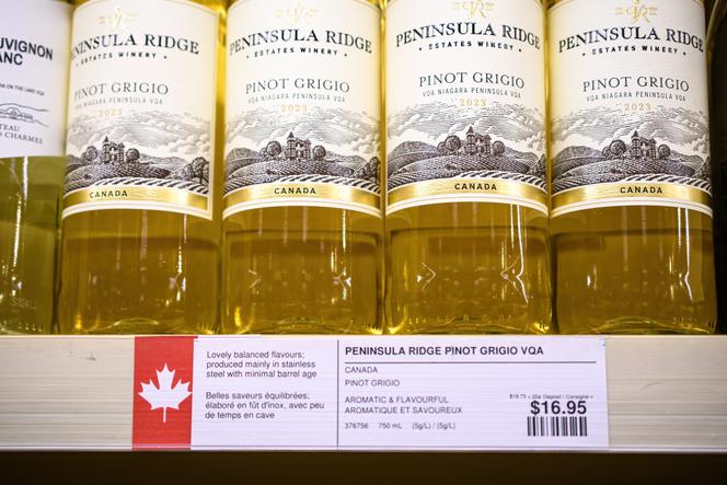 Bouteilles de vin canadien, signalées par une feuille d’érable, sur une étagère d’un magasin LCBO, à Toronto (Ontario), au Canada, le 15 mars 2025.