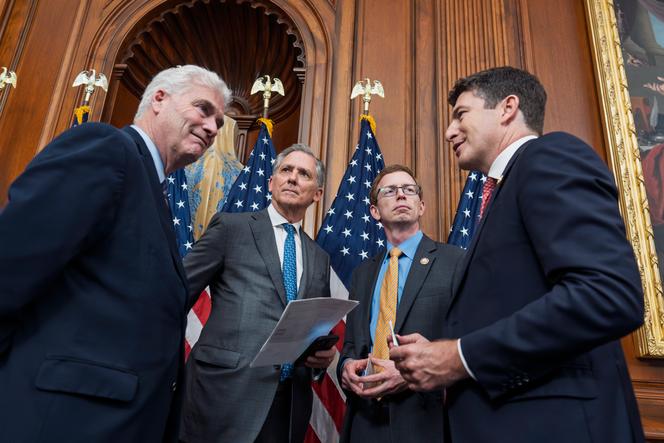 Des membres de la Chambre des représentants, suite à l’adoption du Genius Act portant sur l’industrie des cryptomonnaies, au Capitole, à Washington, le 17 juillet 2025.