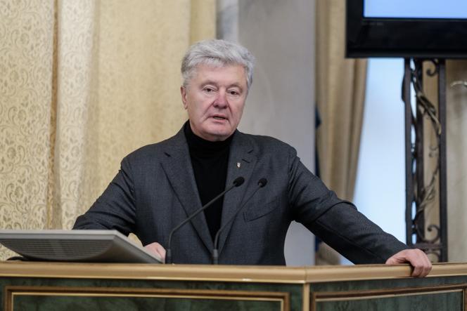 L’ancien président de l’Ukraine Petro Porochenko s’exprime avant une session plénière du Conseil régional de Lviv, en Ukraine, le 24 juin 2025 .