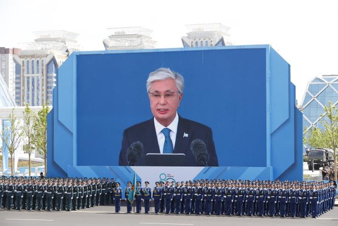 Un écran géant projette la retransmission d’un discours du président du Kazakhstan, Kassym Jomart Tokaïev, à Astana, le 7 mai 2025.
