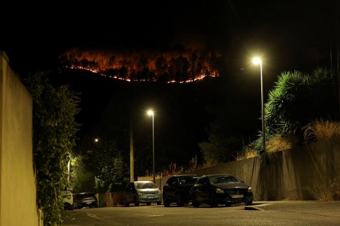 Un incendie fait rage sur les hauteurs de Martigues, Bouches-du-Rhône, le 18 juillet 2025.