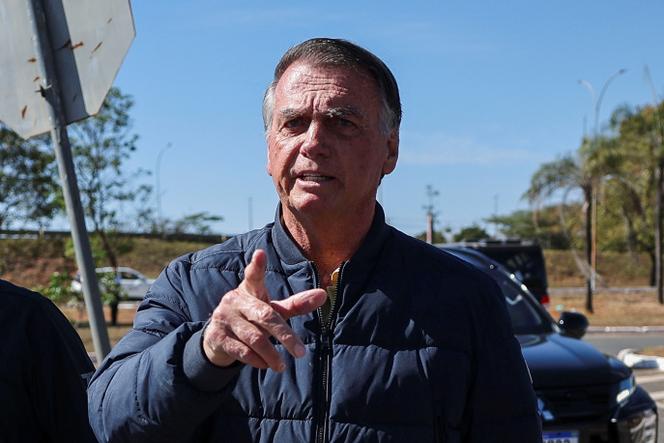 L’ancien président brésilien Jair Bolsonaro, à son arrivée au siège du secrétariat d’Etat de l’administration pénitentiaire, à Brasilia, le 18 juillet 2025.
