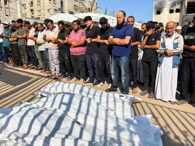 Lors de funérailles de Palestiniens qui auraient été tués par les frappes israéliennes, à l’hôpital Nasser de Khan Younès, dans le sud de la bande de Gaza, le 18 juillet 2025.