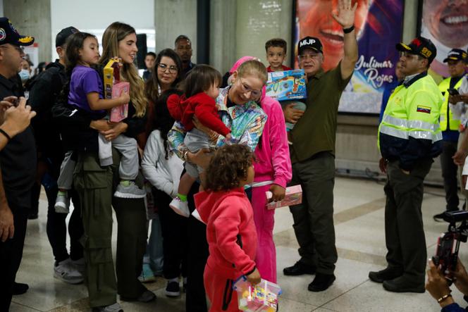 Cilia Flores, épouse du président vénézuélien Nicolas Maduro, et Diosdado Cabello, ministre de l’intérieur, rencontrent des enfants arrivés à bord d’un vol transportant des enfants de migrants vénézuéliens expulsés des Etats-Unis, à l’aéroport international Simon Bolivar, à Maiquetia, au Venezuela, vendredi 18 juillet 2025. 