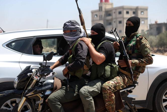 Des combattants de tribus bédouines circulent à moto, à Souweïda, dans le sud de la Syrie, alors que les affrontements avec des hommes armés druzes se poursuivent, le 18 juillet 2025.