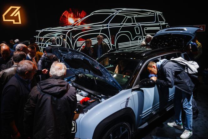 Présentation de la voiture électrique Renault R4 au Mondial de l’automobile de Paris, le 15 octobre 2024.