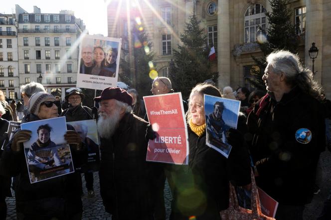Un rassemblement de soutien aux otages français Olivier Grondeau (libéré depuis en mars), Cécile Kohler et Jacques Paris, détenus en Iran, à Paris, le 1er février 2025. 