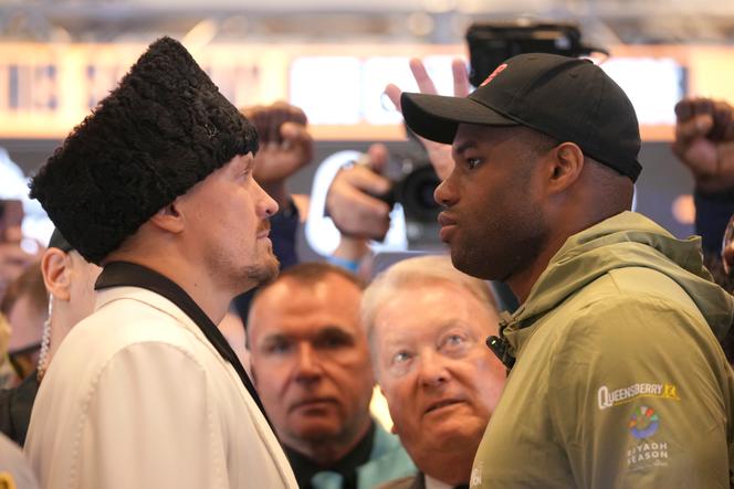 Le boxeur ukrainien Oleksandr Usyk, à gauche, et le Britannique Daniel Dubois, à droite, au stade de Wembley, près de Londres, le 17 juillet 2025.