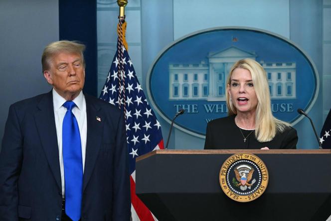   O procurador -geral dos EUA, Pam Bondi, fala durante uma entrevista coletiva com o presidente Donald Trump na sala de briefing de Brady da Casa Branca em 27 de junho de 2025, em Washington, DC. 