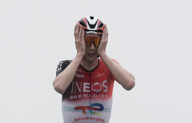 Thymen Arensman célèbre sa victoire lors de la quatorzième étape du Tour de France, samedi 19 juillet 2025, à Luchon-Superbagnères (Hautes-Pyrénées).