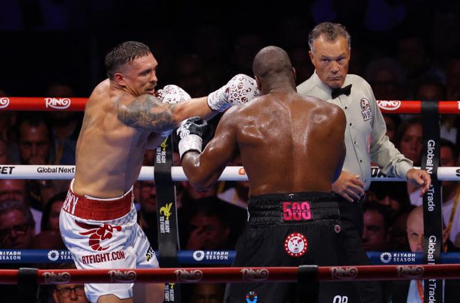Oleksandr Usyk face à Daniel Dubois lors du combat pour le titre de champion du monde des poids lourds à Wembley, à Londres, le 19 juillet 2025.
