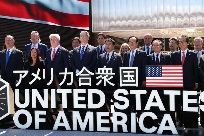 Le secrétaire au Trésor américain, Scott Bessent (4e en partant de la gauche), au côté du ministre japonais chargé de la revitalisation économique et principal négociateur sur les droits de douane, Ryosei Akazawa, devant le pavillon américain à l’exposition universelle d’Osaka, le 19 juillet 2025.